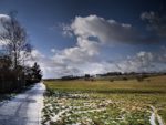 Auf dem Feld vor der Gartensparte liegt nur wenig Schnee