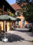 Gemütlicher und ruhiger Innenbereich, wo es sich beim Bienenstich mit Kaffee gut sitzen lässt. Gemütlicher und ruhiger Innenbereich, wo es sich beim Bienenstich mit Kaffee gut sitzen lässt.