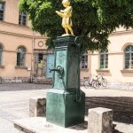 Der Bürgerschulbrunnen vor der Musikschule Ottmar Gerster in Weimar