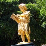 Lesender Knabe als Abschluß des Bürgerschulbrunnens in Weimar