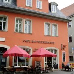Das Café am Herderplatz gegenüber der Herderkirche in Weimar