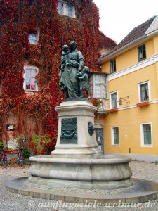 Donndorfbrunnen in Weimar - das Weinbewachsene Haus ist ein Hostel