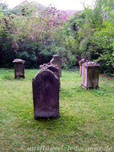 Diese Grabsteine sind die wenigen Überreste des ehemaligen jüdischen Friedhofs in Weimar.