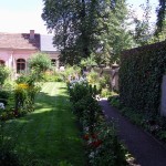 Blick über den Garten und zum Gartenhaus des Kirms-Krackow-Hauses