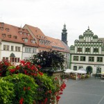 Blick vom Rathaus aus auf den Weimarer Markt. Im Hintergrund der Schlossturm und das grün-weiße Cranachhaus