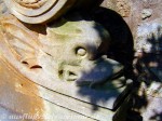 Eine der Drachenköpfe des Muschelbrunnen im Detail
