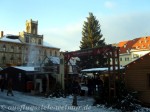 Vor der Kulisse des zum Adventskalender umfunktionierten Rathauses lädt Weimar zum Weihnachtsmarkt.
