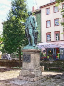 Das Wielanddenkmal am Wielandplatz erinnert an den Fürstenerzieher und Schriftsteller Christoph Martin Wieland in Weimar.